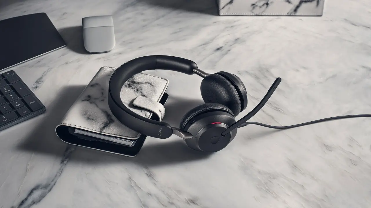 Jabra Evolve2 40 SE Lifestyle Image